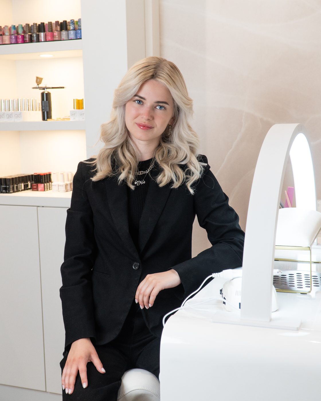 Lian aan haar nageltafel in de salon van You Glow